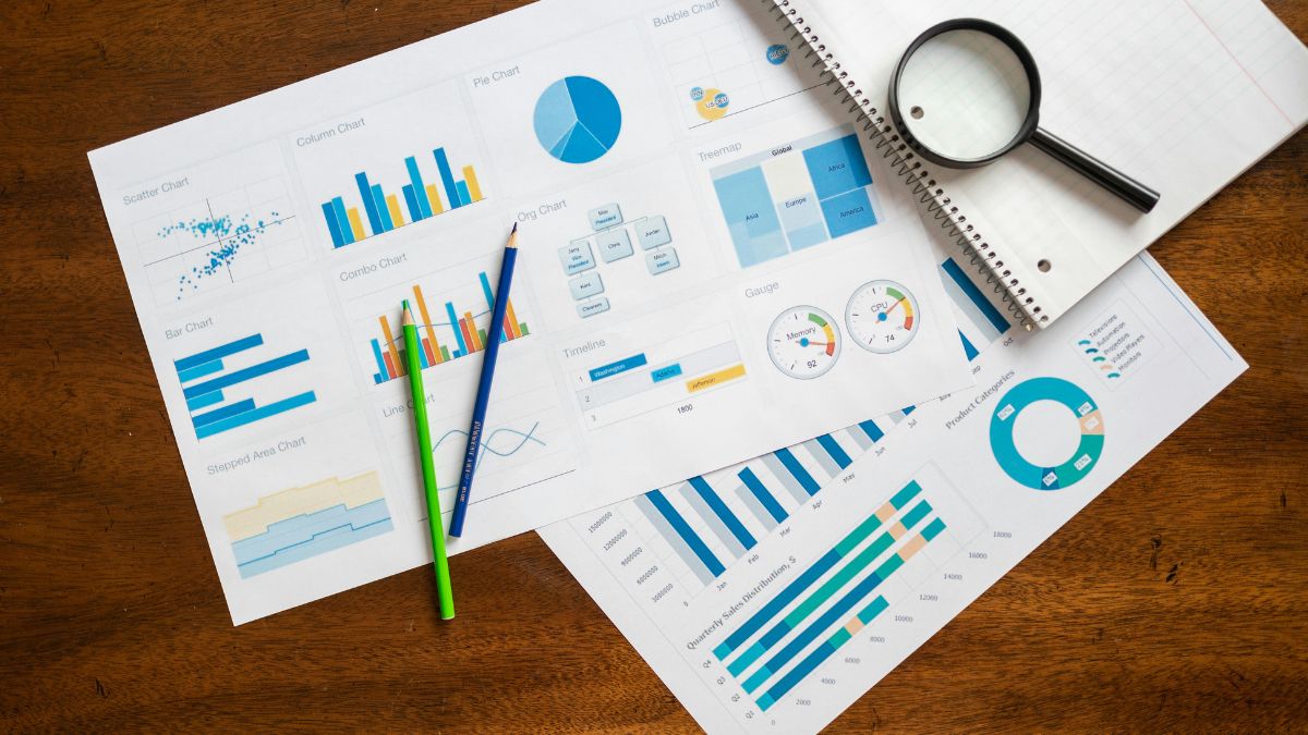 Verschiedene Diagramme und Grafiken auf einem Tisch, die Datenvisualisierung zeigen.