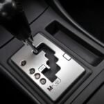 Nahaufnahme des EAT6 Automatikgetriebes mit Schaltknüppel und Tasten.