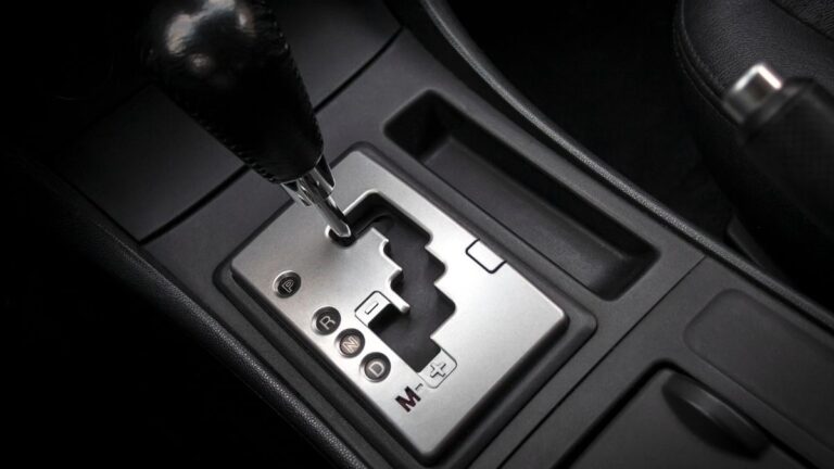 Nahaufnahme des EAT6 Automatikgetriebes mit Schaltknüppel und Tasten.