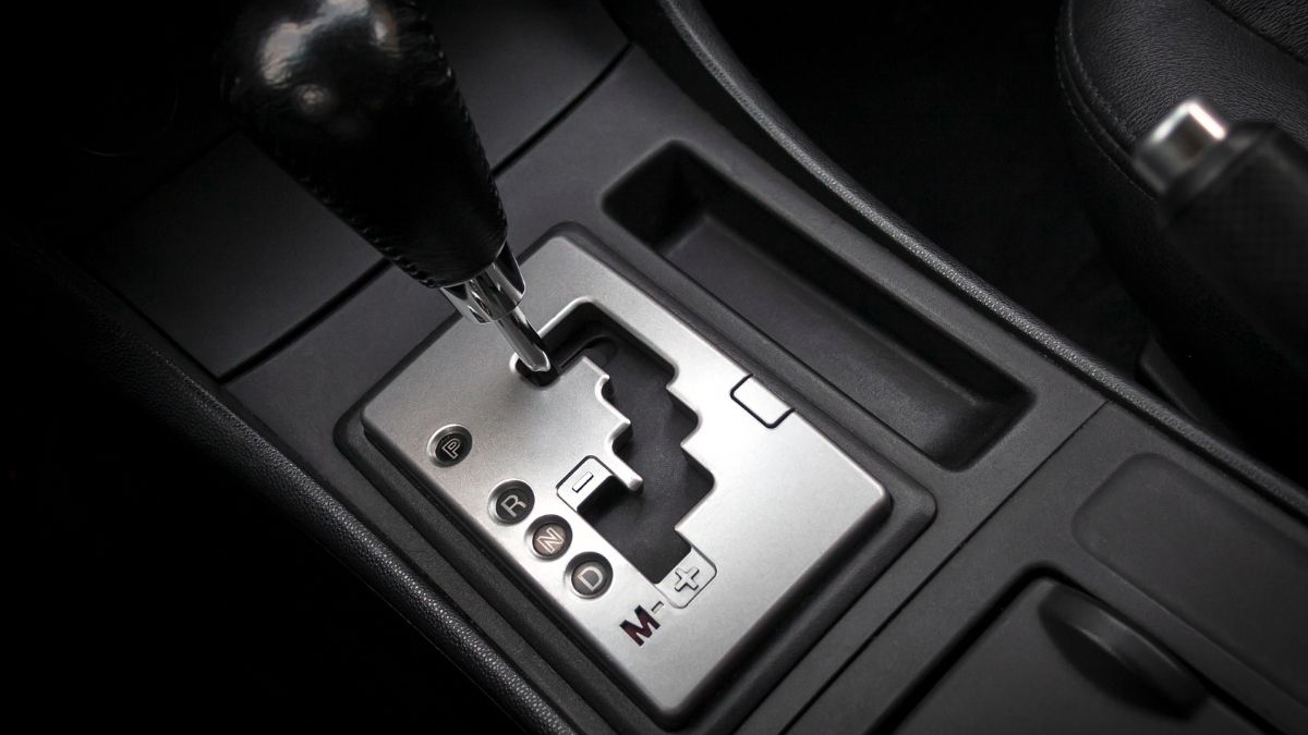 Nahaufnahme eines Automatikgetriebes mit Schaltknüppel und Tasten.