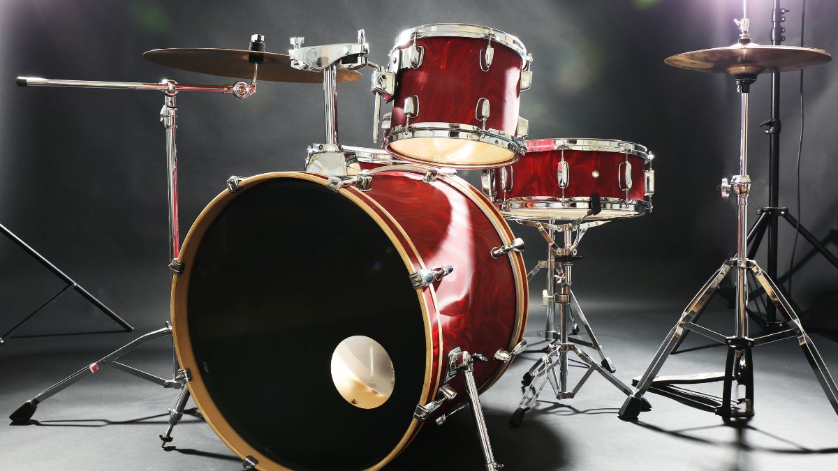 Ein Set aus Schlaginstrumenten, einschließlich einer großen Trommel, auf einem dunklen Hintergrund.