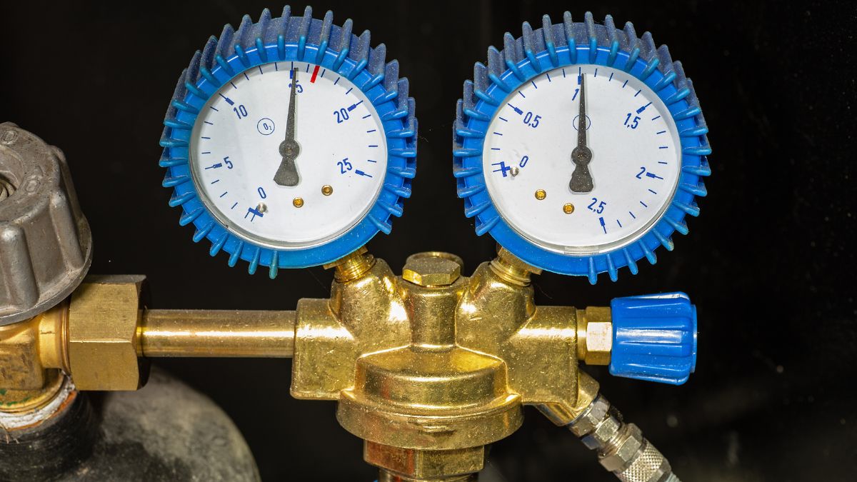 Gasdruckminderer: Funktionsweise und sicherheitsrelevante Rolle Zwei Druckmesser an einem Gasdruckminderer, die den Druck in Gasleitungen anzeigen.