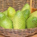 Ein Korb mit frischen Graviola-Früchten, grün und stachelig.
