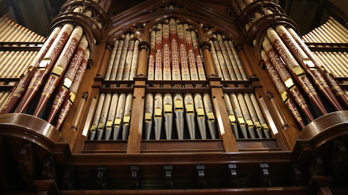 Detailansicht einer Hammond-Orgel mit kunstvoll verzierten Pfeifen.