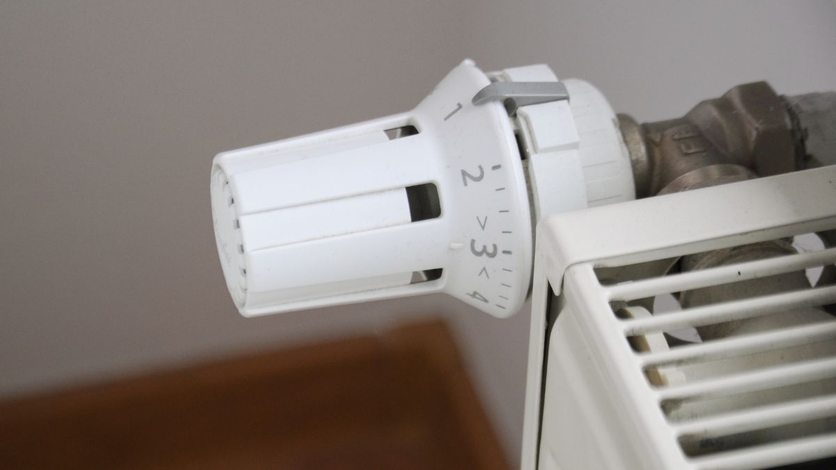 Ein Heizkörper-Thermostatkopf an einem Heizkörper zur Temperaturregelung.