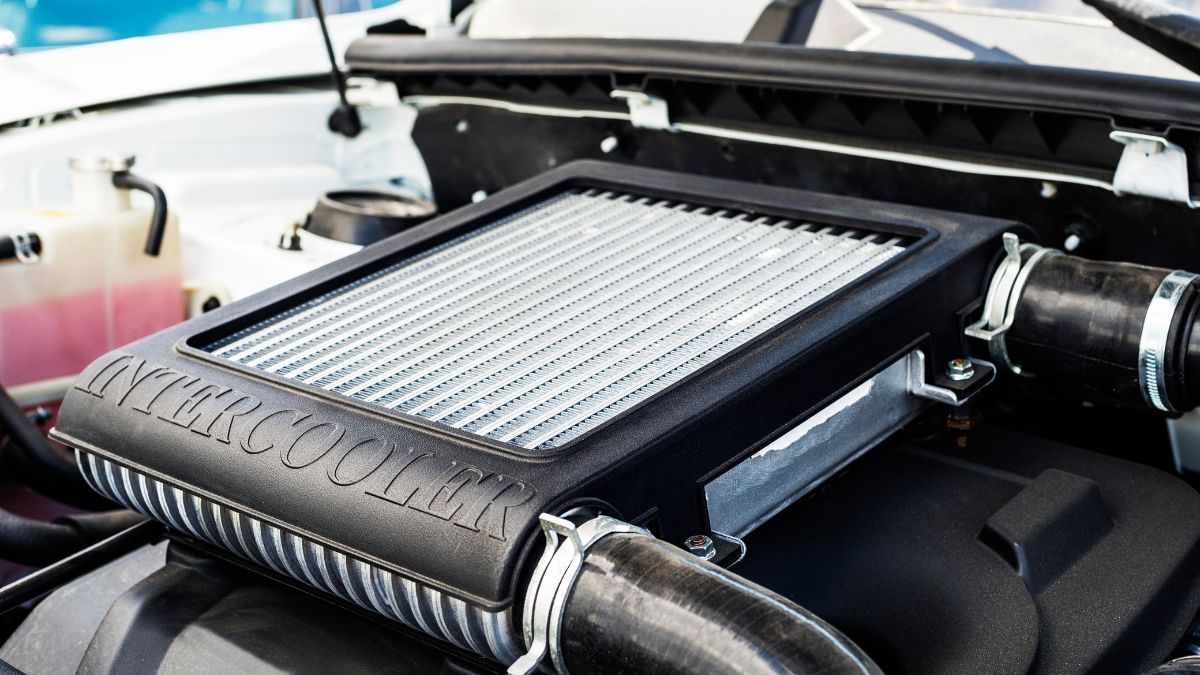 Ein Ladeluftkühler mit einem klaren, strukturierten Design im Motorraum.