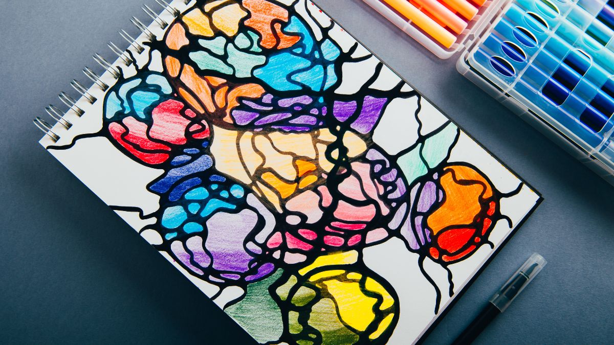 Buntes, abstraktes Kunstwerk in einem Skizzenbuch mit verschiedenen Farben.