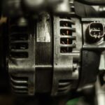 Nahaufnahme einer Lichtmaschine im Motorraum eines Autos.