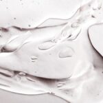 Eine klare, gelartige Substanz auf einer weißen Oberfläche, die an Oxalsäure erinnert.