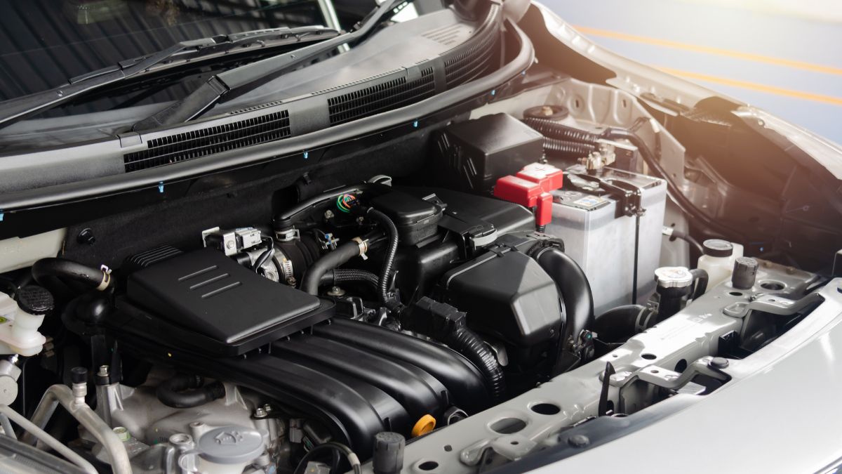 Ein moderner CRDI-Dieselmotor im Motorraum eines Fahrzeugs, gut sichtbar.