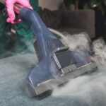Ein Dampfreiniger reinigt gründlich einen Stoffbezug mit Dampf.