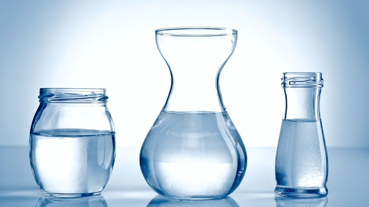 Eisenhaltiges Wasser: Wie es deine Gesundheit und dein Wohlbefinden verbessern kann Drei Gläser mit klarem Wasser auf einem hellen Hintergrund.