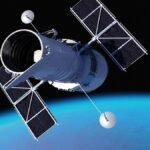Das Kepler-Teleskop schwebt im Weltraum über der Erde und beobachtet Sterne.