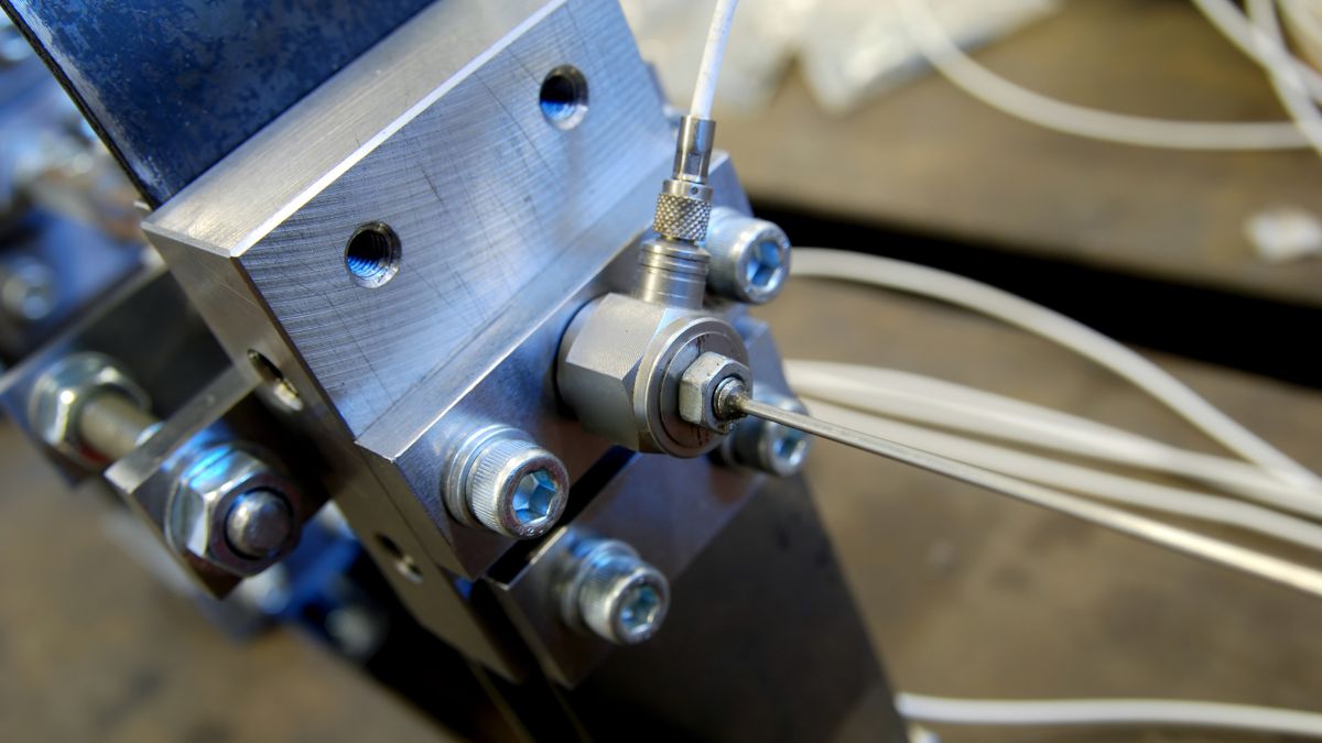 Detailaufnahme einer Kraftmesszelle mit präzisen Metallkomponenten.