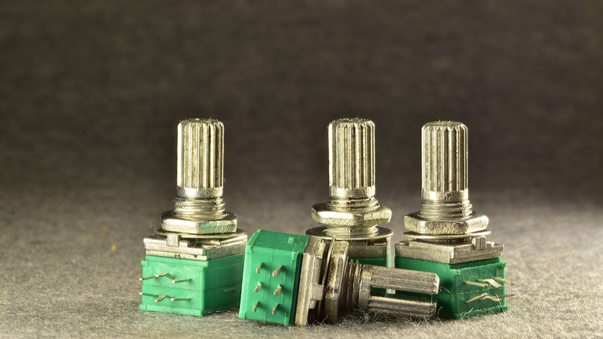Drei Potentiometer mit metallischen Drehknöpfen und grünen Gehäusen.