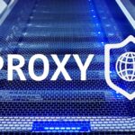 Ein moderner Server mit einem blauen Licht und dem Wort 'PROXY' darauf.