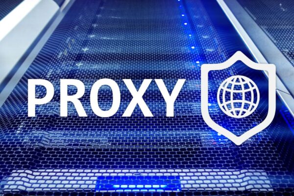 Proxy-Keys: wie sie Datenbanken schneller und sicherer machen Ein moderner Server mit einem blauen Licht und dem Wort 'PROXY' darauf.
