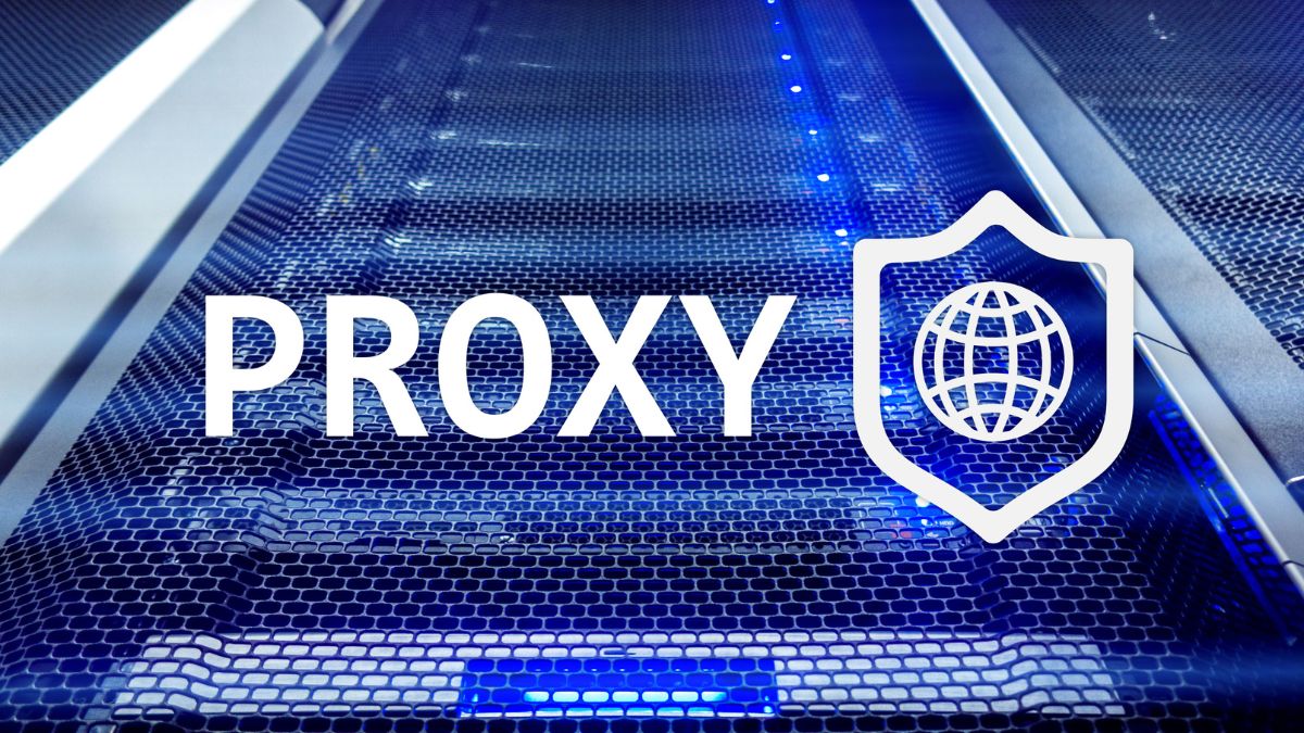 Ein moderner Server mit einem blauen Licht und dem Wort 'PROXY' darauf.