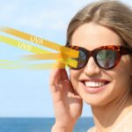 Eine Frau trägt eine modische Sonnenbrille, die UV-Strahlen blockiert.