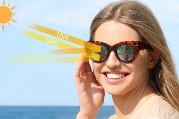 Eine Frau trägt eine modische Sonnenbrille, die UV-Strahlen blockiert.