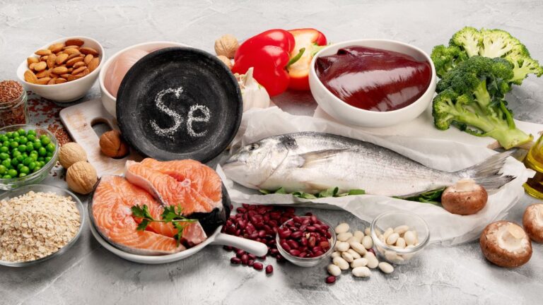 Eine Auswahl an selenreichen Lebensmitteln wie Fisch, Nüsse und Gemüse.