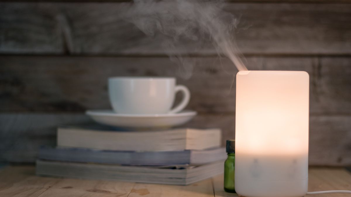 Ein Ultraschall-Luftbefeuchter erzeugt feinen Nebel in einem gemütlichen Raum.